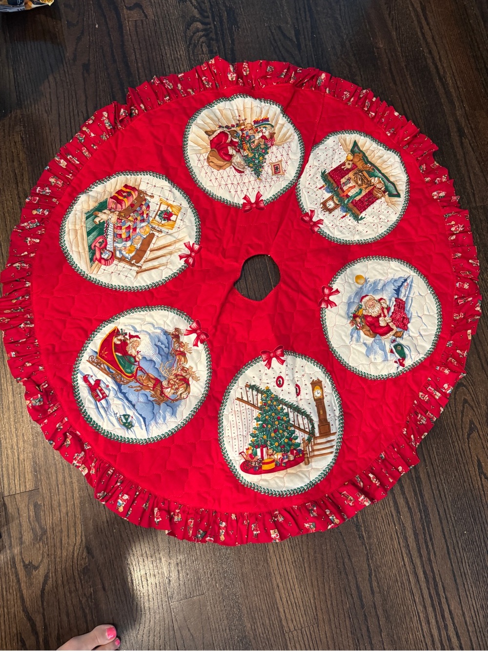 Vintage Tree Skirt with Vintage Santa Panels - Red